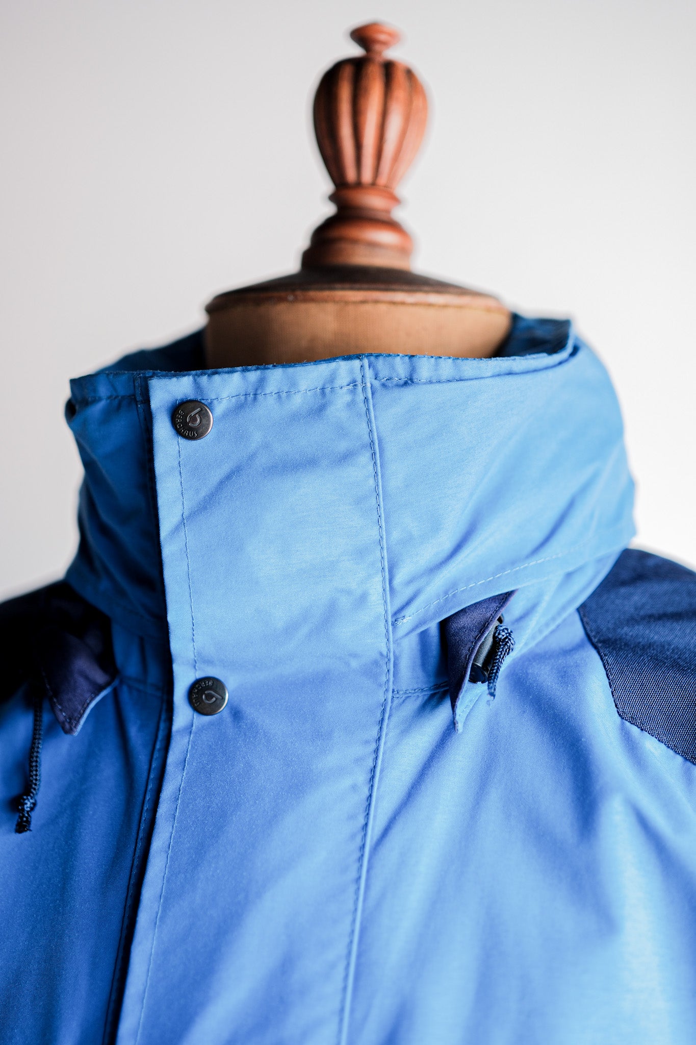 [~ 90's] Vintage Berghaus Gore-Tex Jacket Jacket Size.small