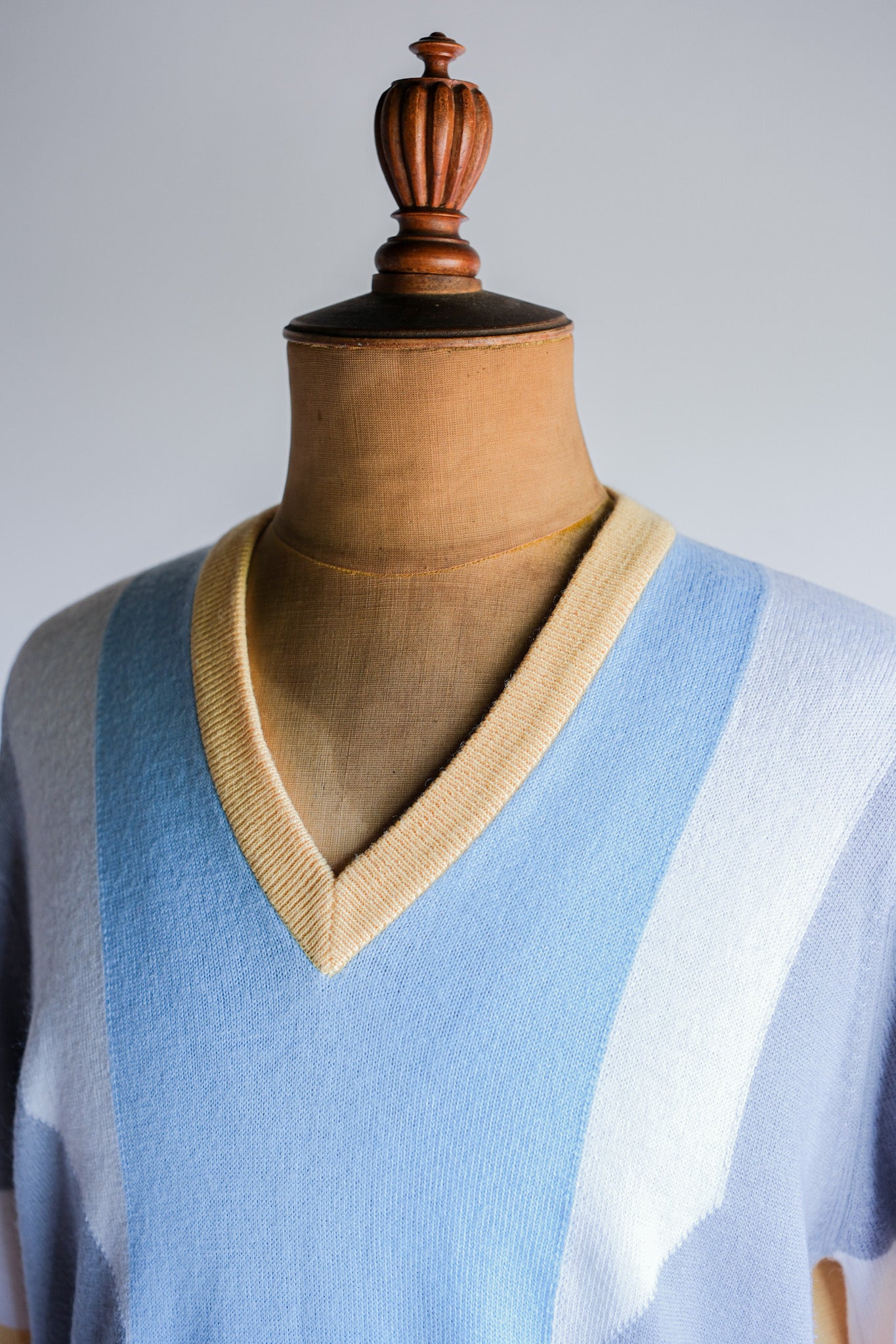 ［~80's］British Vintage Wool Acrylic V-necked Sweater Size.XXL "JAEGER SPORTSMAN"