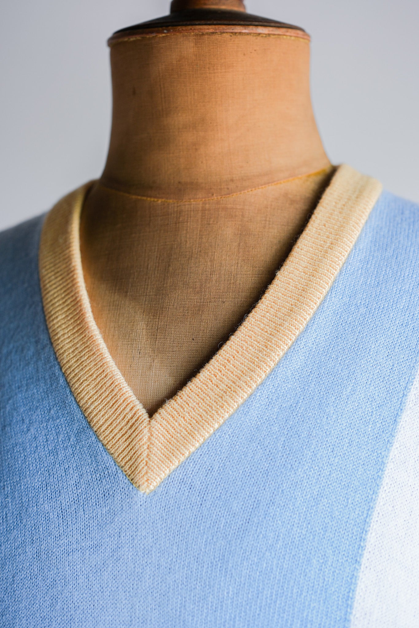［~80's］British Vintage Wool Acrylic V-necked Sweater Size.XXL "JAEGER SPORTSMAN"