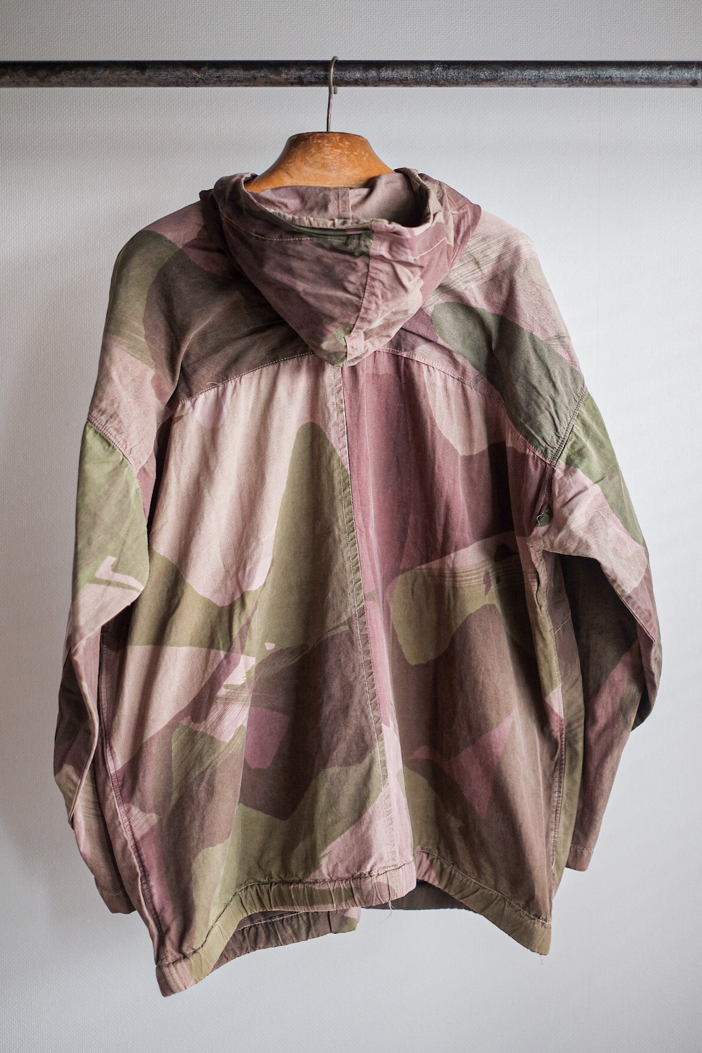 [~ 40's] BRITISH ARMY SAS CAMOUFLAGED WINDPROOF SMOCK SIZE.7 "DEAD STOCK"